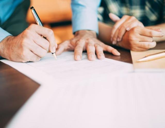 Prefeitos eleitos em 2025 realizam licitações emergenciais irregulares nos primeiros dias de governo