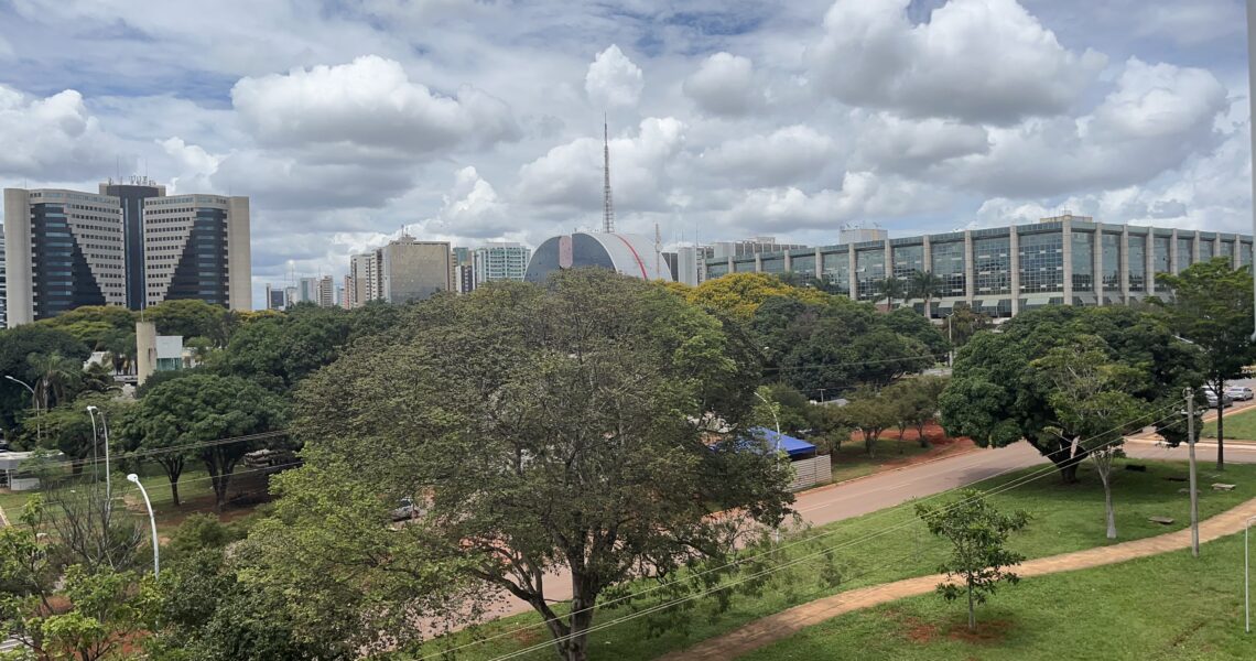 A ilusão digital: o perigo da superexposição dos governantes nas redes sociais sem um projeto de desenvolvimento sólido